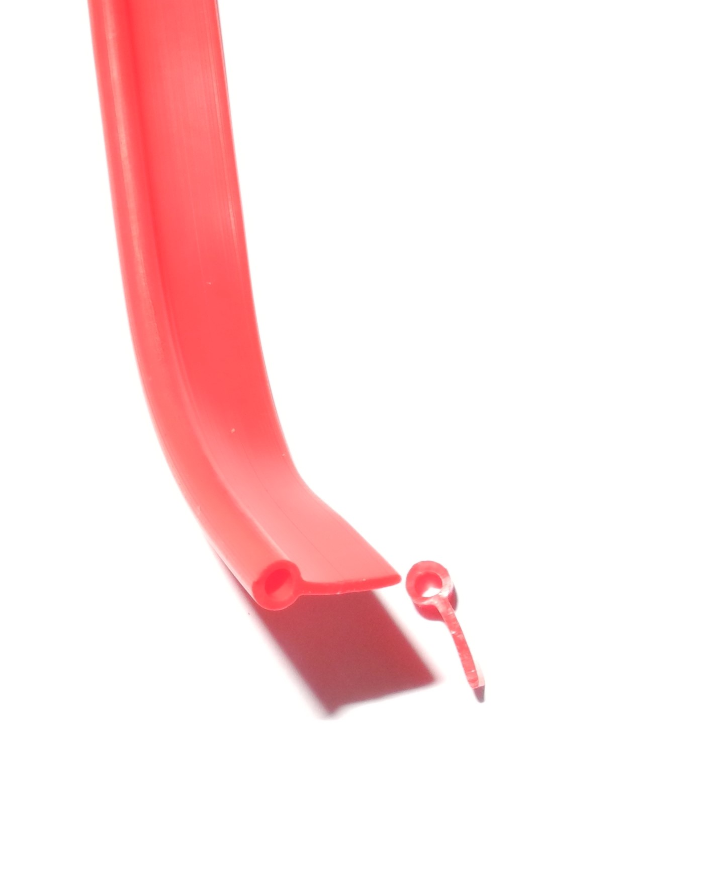 PVC-Kederband, ähnlich RAL 3027 - himberrot, Gesamthöhe 10mm., weiche  Qualität, glänzend - Kantenschutzprofil & Kederband