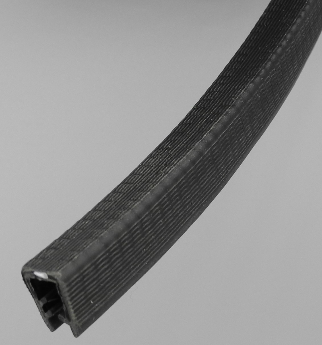 Kantenschutzprofil POM in schwarz, Klemmbereich 6-8mm., Maße 16,5x14,5mm.  KL1004SW - Kantenschutzprofil & Kederband