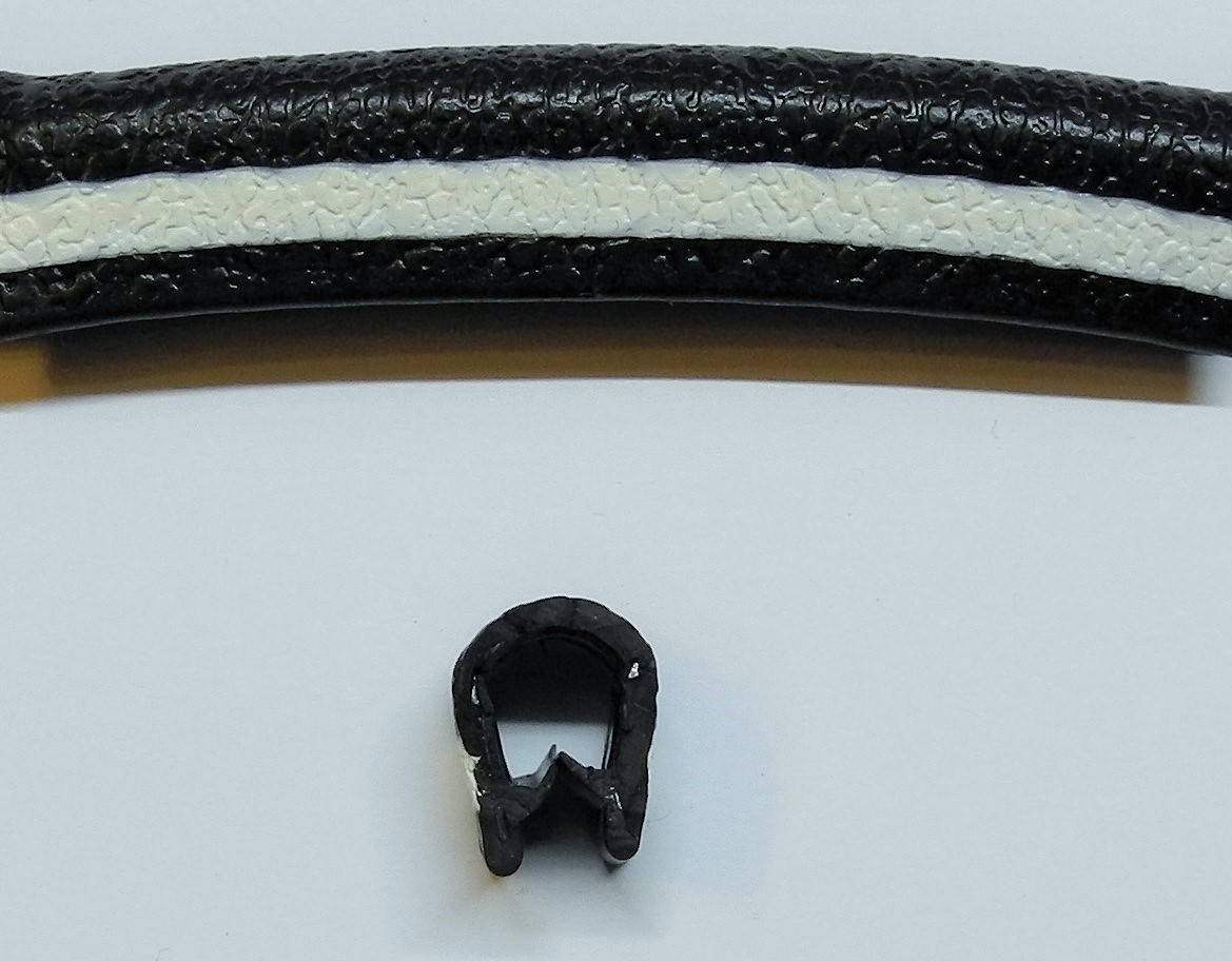 Kantenschutz mit Stahleinlage für 2-5mm Bleche Farbe schwarz mit weissem  Streifen - Kantenschutzprofil & Kederband
